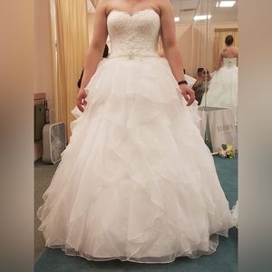 David’s Bridal White Sweetheart Neckline Strapless Ballgown Wedding Dress